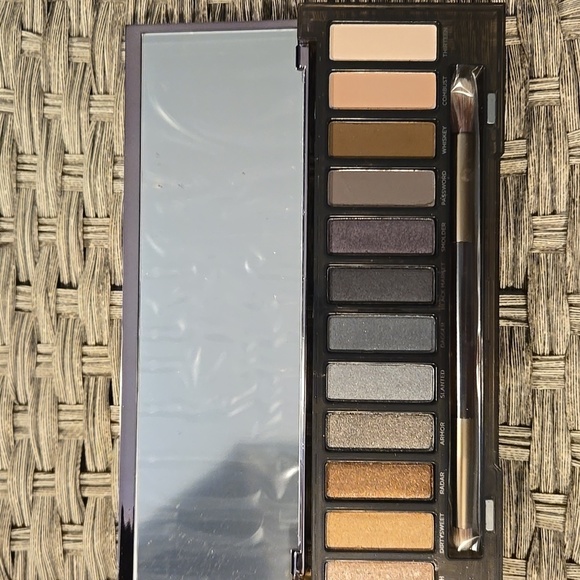 Urban Decay Naked Discontinued Eye Palette-New In Box - Picture 6 of 11
